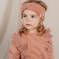 De Little Dutch gebreide haarband in de kleur warm rose is een schattig en praktisch accessoire dat de outfit van je kleintje compleet maakt. De haarband is gemaakt van zachte, gebreide stof en houdt de oortjes van je kind warm. VanZus