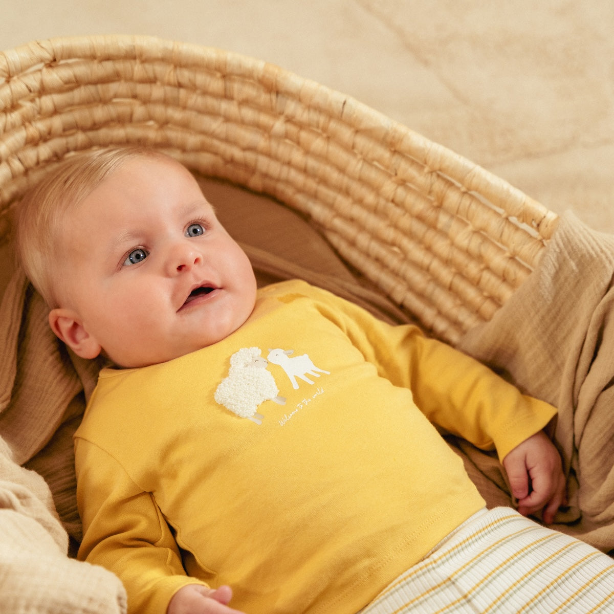 Dit t-shirt met lange mouw in de kleur warm yellow van Little Dutch wordt vast één van de favorieten van zowel mama als je kleintje!  De longsleeve heeft een mooie gele kleur en een print van een schaap en een lammetje op de borst die geïnspireerd is door de boerderij. VanZus