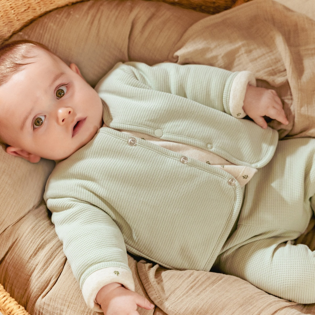 Het Little Dutch wafel vestje in de kleur soft green is de perfecte mix van comfort en stijl voor je kleintje. Dit zachte vestje, gemaakt van zacht katoen in een wafelstructuur, zorg voor draagcomfort en bewegingsvrijheid. VanZus