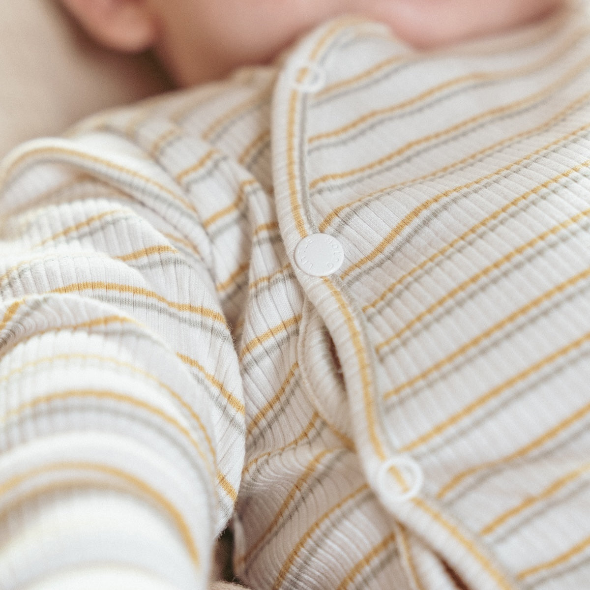 In één keer klaar en aangekleed met het overslag boxpakje van Little Dutch in de print streep. Het boxpakje is gemaakt van zacht en ademend katoen, wat zorgt voor veel comfort en bewegingsvrijheid. VanZus