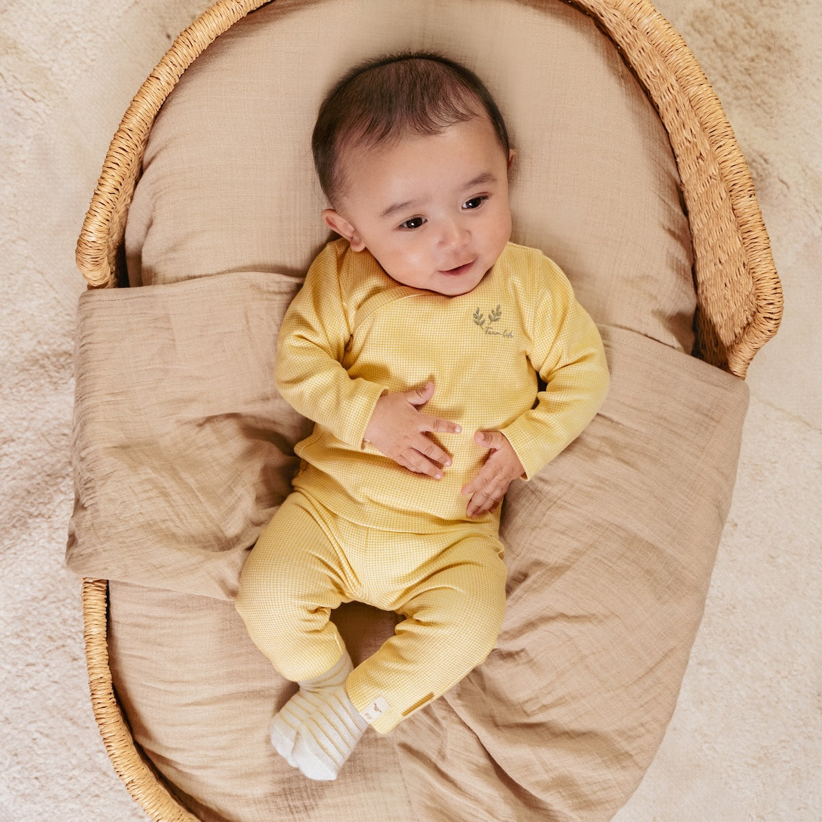 Hoe leuk is dit overslag t-shirt met lange mouw in de kleur warm yellow check van Little Dutch? Dit zachte en comfortabele shirt is gemaakt van biologisch katoen en voelt fijn aan op de huid. VanZus