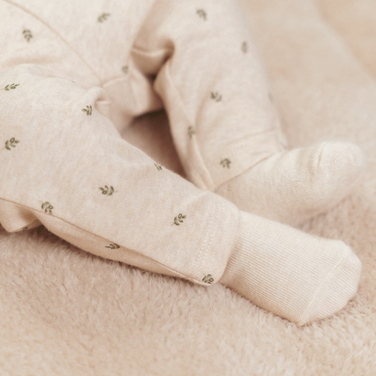 Deze schattige Little Dutch legging in de print green leaves is een heerlijk zacht en comfortabel broekje die heel fijn aanvoelt. De legging is gemaakt van katoen, wat zorgt voor comfort en bewegingsvrijheid. VanZus