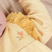 De Little Dutch flower jurk met lange mouw in de kleur warm yellow check is een prachtige jurk voor je kleintje. De jurk is gemaakt van een zachte stof en heeft een schattige gele kleur, wat zorgt voor frisse en leuke uitstraling. VanZus