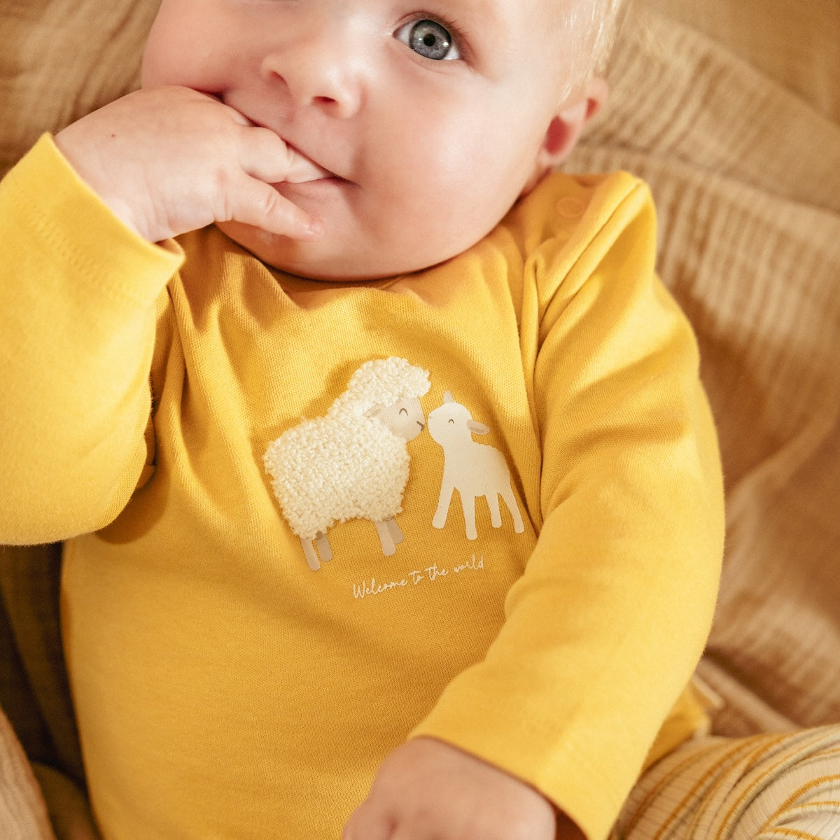 Dit t-shirt met lange mouw in de kleur warm yellow van Little Dutch wordt vast één van de favorieten van zowel mama als je kleintje!  De longsleeve heeft een mooie gele kleur en een print van een schaap en een lammetje op de borst die geïnspireerd is door de boerderij. VanZus