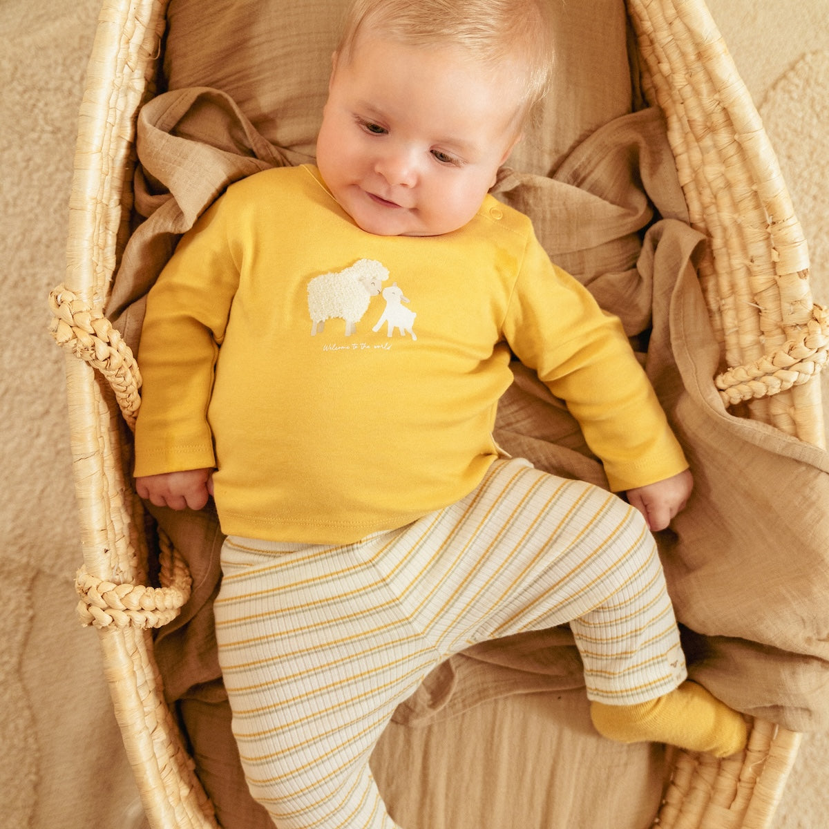 Dit t-shirt met lange mouw in de kleur warm yellow van Little Dutch wordt vast één van de favorieten van zowel mama als je kleintje!  De longsleeve heeft een mooie gele kleur en een print van een schaap en een lammetje op de borst die geïnspireerd is door de boerderij. VanZus