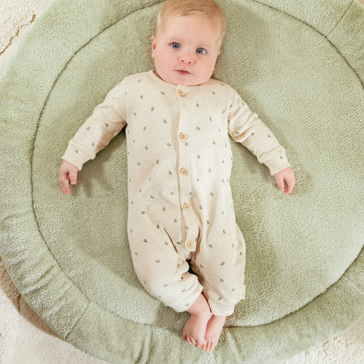 In één keer klaar en aangekleed met het overslag boxpakje van Little Dutch in de print green leaves. Het boxpakje is gemaakt van zacht en ademend katoen, wat zorgt voor veel comfort en bewegingsvrijheid. VanZus