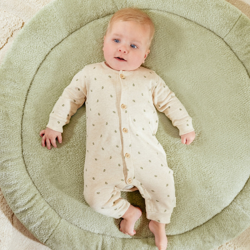 In één keer klaar en aangekleed met het overslag boxpakje van Little Dutch in de print green leaves. Het boxpakje is gemaakt van zacht en ademend katoen, wat zorgt voor veel comfort en bewegingsvrijheid. VanZus