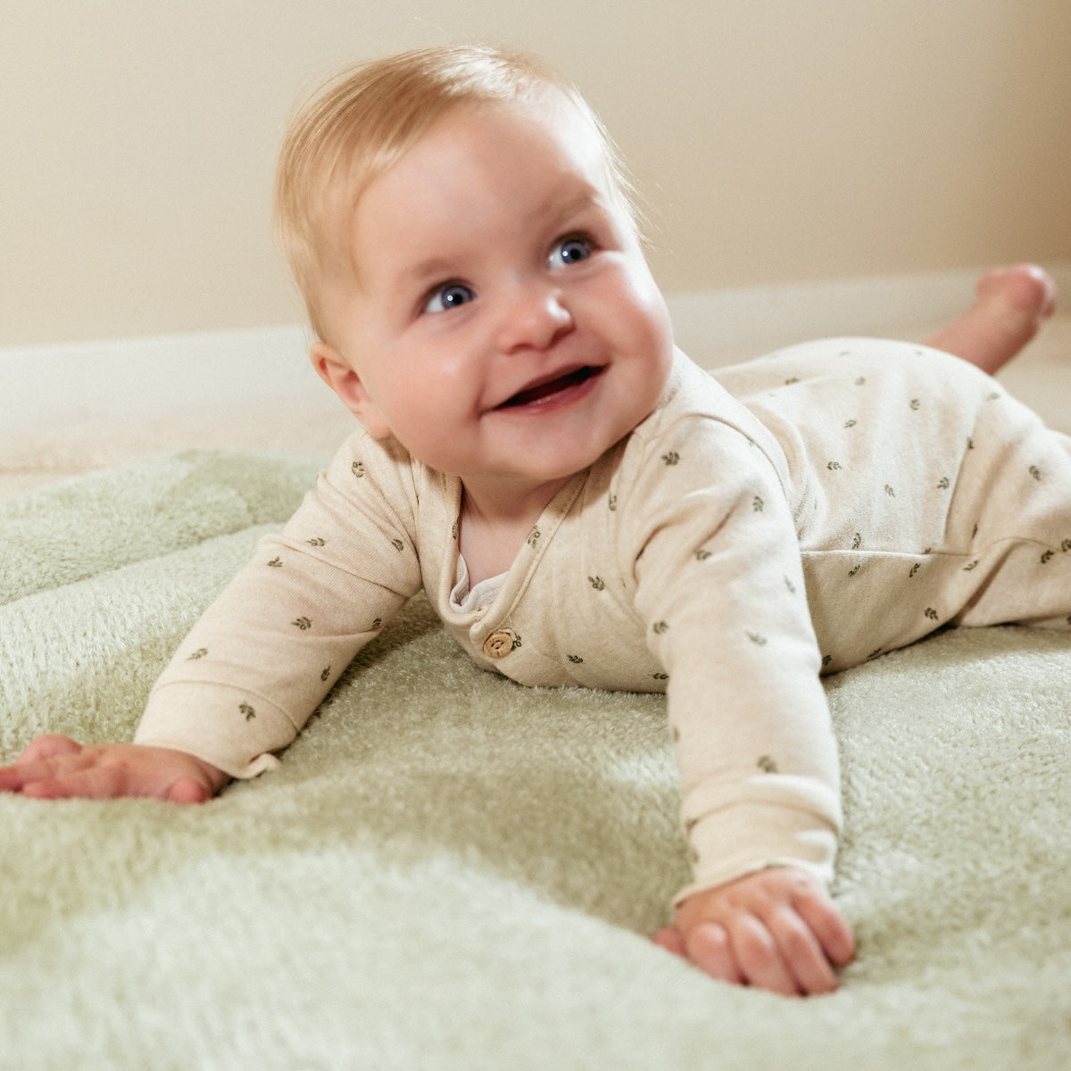 In één keer klaar en aangekleed met het overslag boxpakje van Little Dutch in de print green leaves. Het boxpakje is gemaakt van zacht en ademend katoen, wat zorgt voor veel comfort en bewegingsvrijheid. VanZus