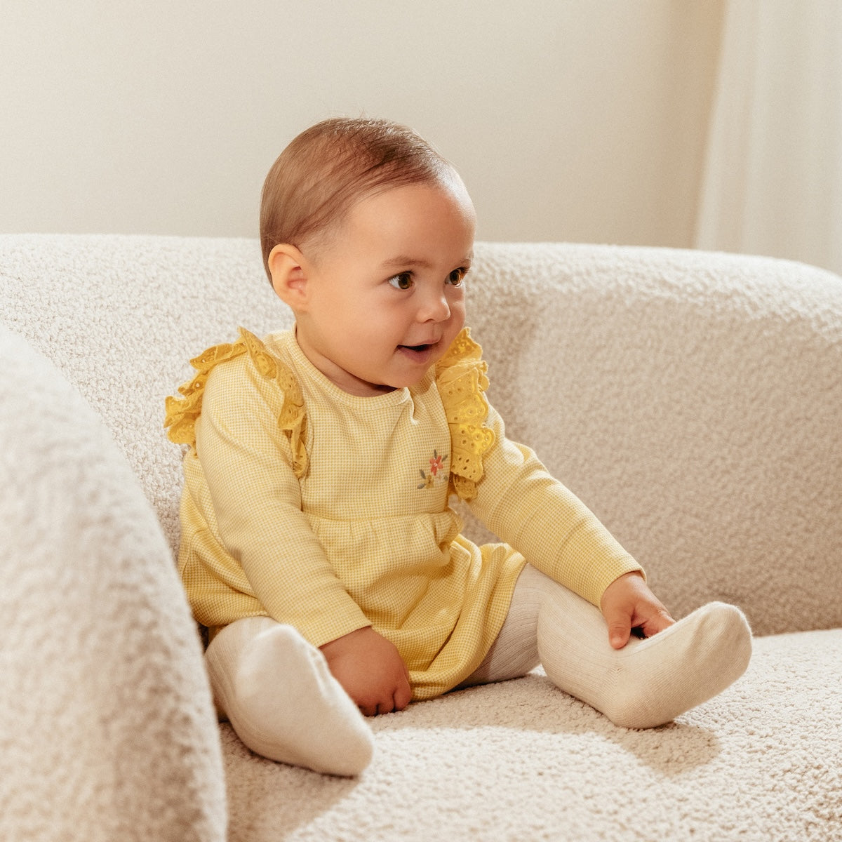 De Little Dutch flower jurk met lange mouw in de kleur warm yellow check is een prachtige jurk voor je kleintje. De jurk is gemaakt van een zachte stof en heeft een schattige gele kleur, wat zorgt voor frisse en leuke uitstraling. VanZus