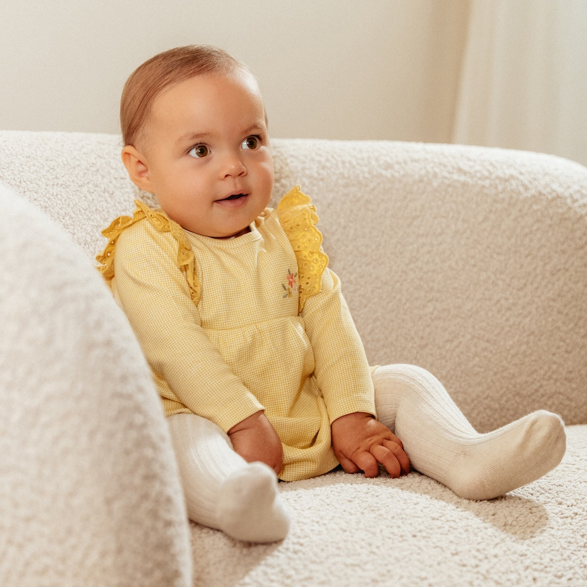 De Little Dutch flower jurk met lange mouw in de kleur warm yellow check is een prachtige jurk voor je kleintje. De jurk is gemaakt van een zachte stof en heeft een schattige gele kleur, wat zorgt voor frisse en leuke uitstraling. VanZus