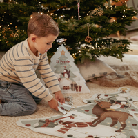 Samen puzzelen tijdens de feestdagen met deze grote kerstpuzzel XL van Little Dutch. De puzzel komt in een doos in de vorm van een kerstboom en heeft een schattige print met een ijsbeer, pinguïn en cadeautjes. VanZus