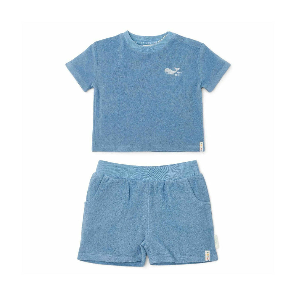 Dit fijne t-shirt en short setje in de variant sea life ocean blue van het merk Little Dutch is gemaakt van badstof. Heerlijk voor naar het strand of voor op vakantie! Het broekje heeft een elastische band wat het aan- en uit trekken gemakkelijk maakt terwijl het ook comfortabel zit voor jouw kleine. VanZus