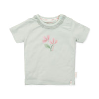 Comfortabele en basic t-shirts zijn altijd fijn om in de kast te hebben hangen! Dat geldt al helemaal voor dit schattige t-shirt korte mouw in de van het merk Little Dutch. Dit schattige shirt is de ideale basic om de leukste outfits mee samen te stellen. VanZus