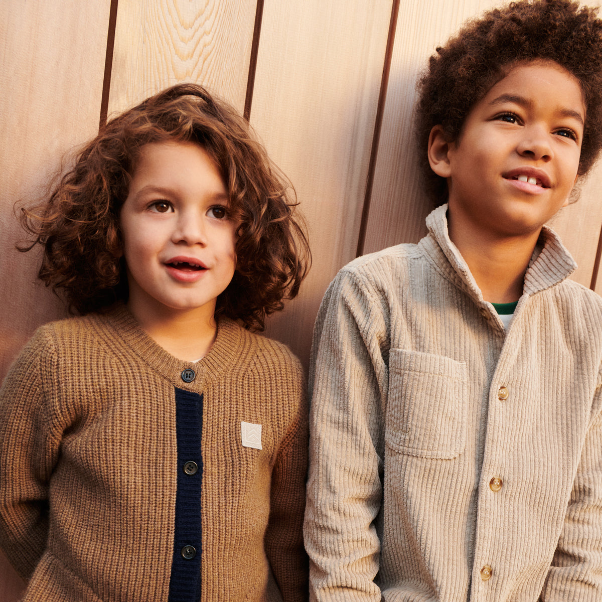 Maak de outfit van je kleintje helemaal af met dit paule corduroy overshirt in de kleur mist van het toffe merk Liewood. Dit toffe shirt kun je zowel als tweede laag als op zichzelf dragen en zorgt voor een super stoere en stijlvolle look! VanZus