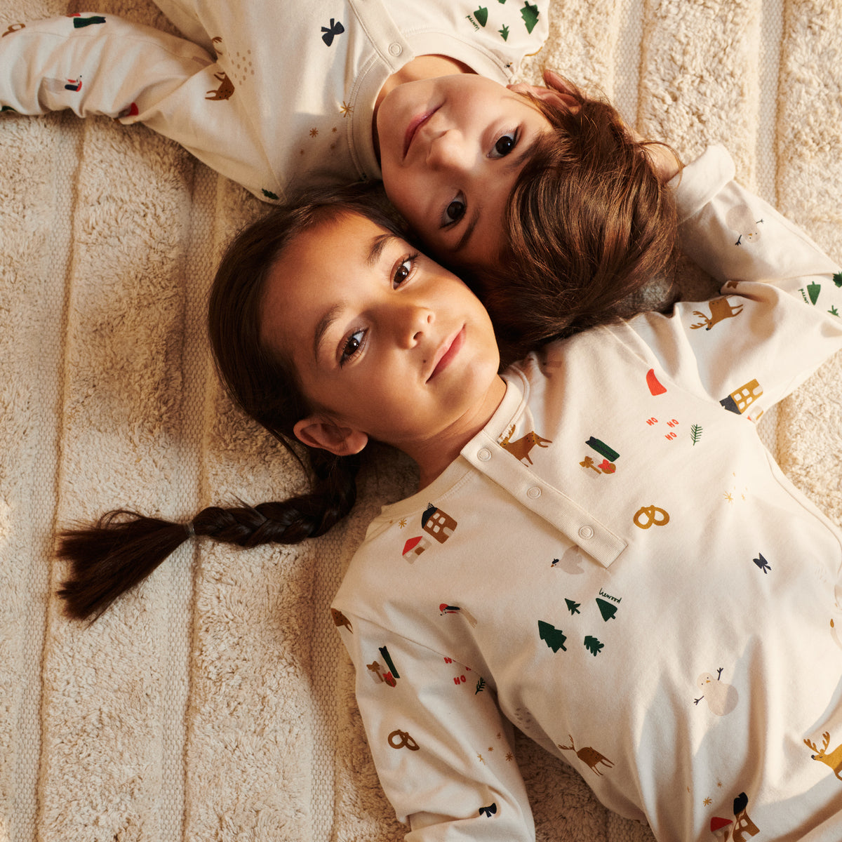 De Liewood wilhelm pyjama set in de kleur holiday/sandy is een heerlijke pyjama voor kinderen. Hij is comfortabel, praktisch en ziet er ook nog eens super leuk uit. VanZus.