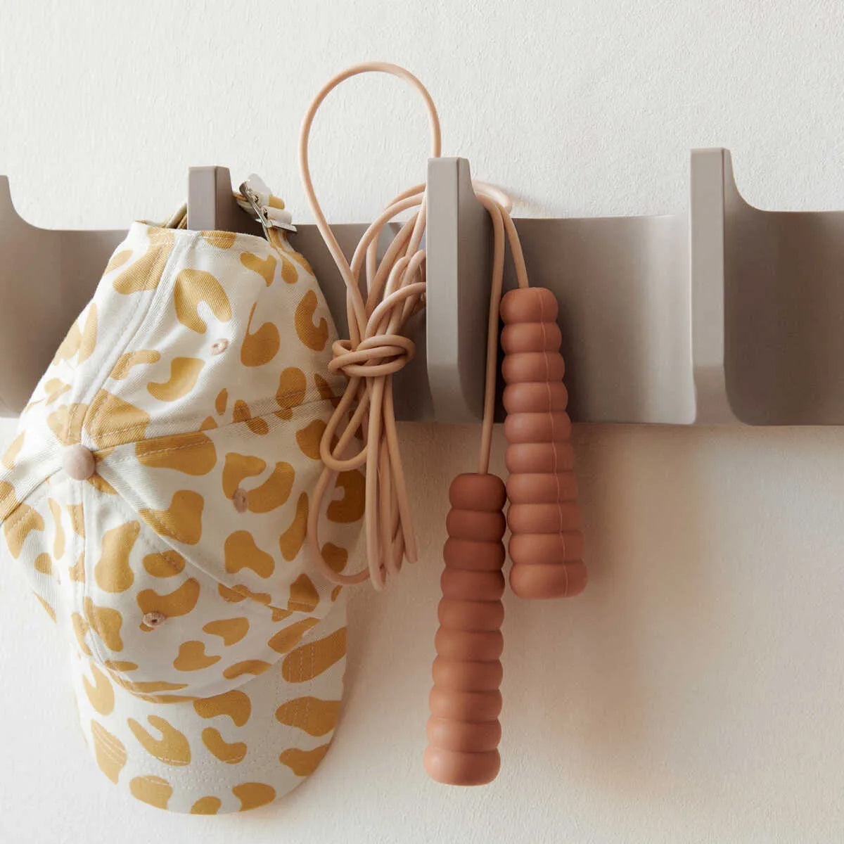 Bewegen, spelen én veel plezier! De perfecte combinatie met Liewood’s nivi springtouw in de variant tuscany rose/apple blossom. Ook verkrijgbaar in de kleur dusty mint/garden green. VanZus