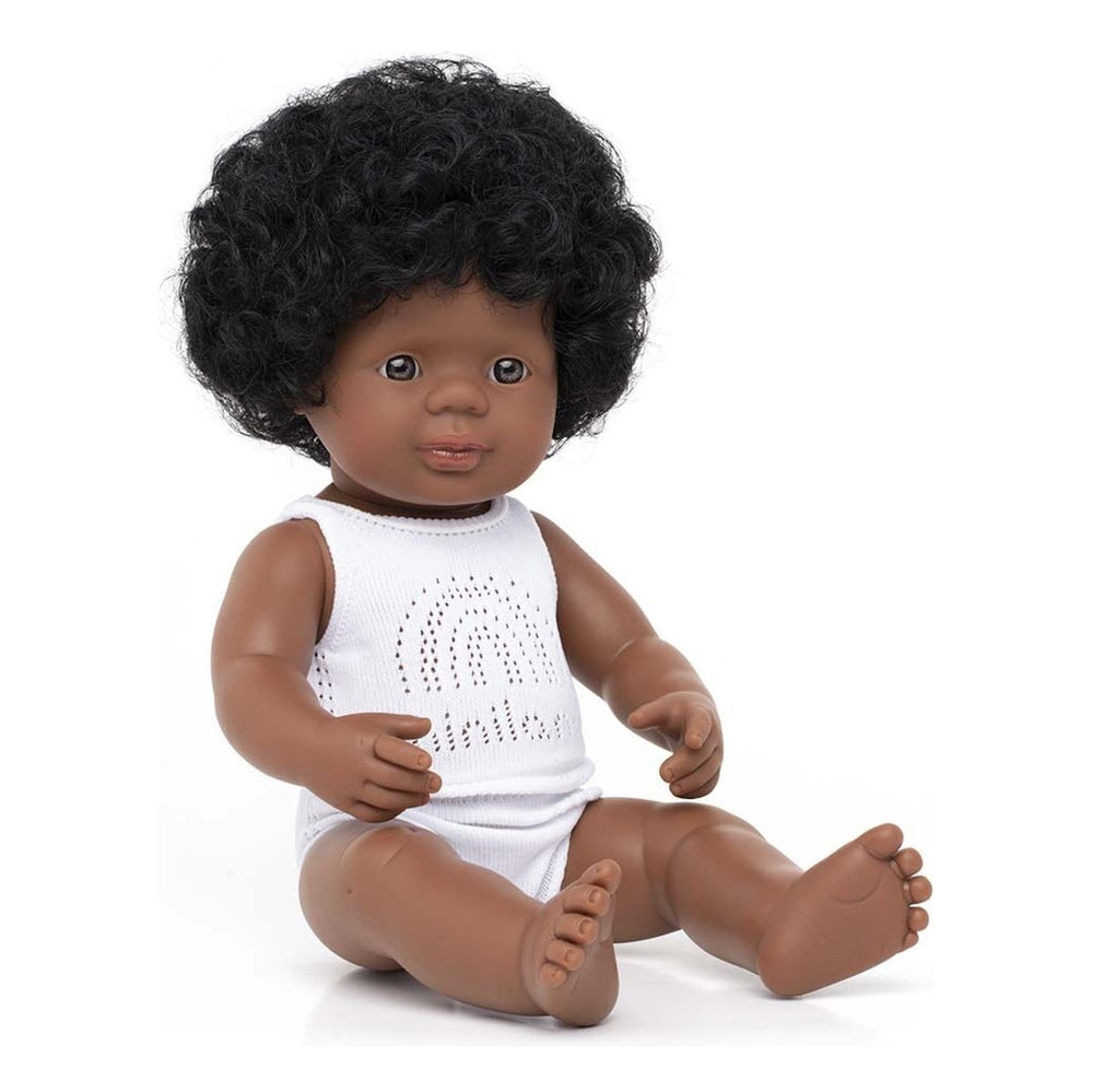 Wat een schatje: de babypop Afro-Afrikaans meisje van Miniland. Een zacht lijfje met beweegbare armen en benen. Ruikt naar een vleugje vanille. Kleed de pop zelf aan. In verschillende soorten. 38 cm. VanZus