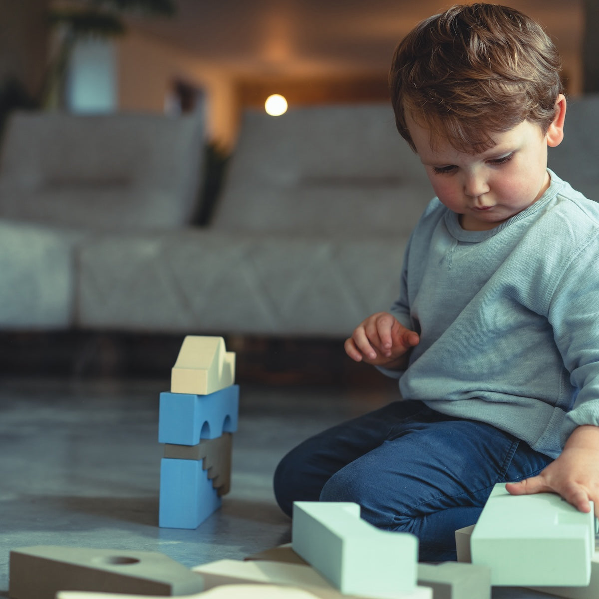 Deze leuke puzzle blocks in het kleurenpalet sky van het merk Moes Play bestaan uit 11 unieke blokken waarmee je kindje verschillende bouwwerken kan creëren. De blokken zullen zorgen voor uren speelplezier. Laat de fantasie de vrije loop en bouw de meest unieke torens, kastelen en bouwwerken. VanZus