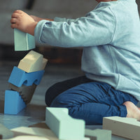 Deze leuke puzzle blocks in het kleurenpalet sky van het merk Moes Play bestaan uit 11 unieke blokken waarmee je kindje verschillende bouwwerken kan creëren. De blokken zullen zorgen voor uren speelplezier. Laat de fantasie de vrije loop en bouw de meest unieke torens, kastelen en bouwwerken. VanZus