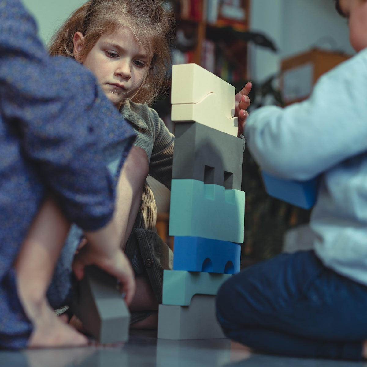 Deze leuke puzzle blocks in het kleurenpalet sky van het merk Moes Play bestaan uit 11 unieke blokken waarmee je kindje verschillende bouwwerken kan creëren. De blokken zullen zorgen voor uren speelplezier. Laat de fantasie de vrije loop en bouw de meest unieke torens, kastelen en bouwwerken. VanZus