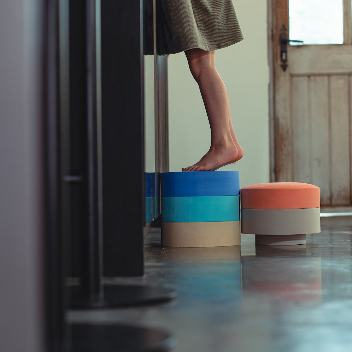 De rainbow chair van het merk Moes Play is het ultieme bewijs dat open ended play grenzeloos is en samengaat met multifunctionaliteit. De chair bestaat uit 5 verschillende delen die van elkaar losgekoppeld kunnen worden waardoor de mogelijkheden in gebruik eindeloos zijn. Parcours maken, bouwen, klimmen....