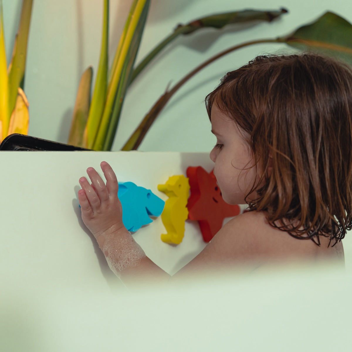 Met deze leuke Waterfun set van het merk Moes Play kan je kindje keer op keer fantastische wateravonturen beleven. De set bestaat uit 6 herkenbare dieren uit de onderwaterwereld en zijn geschikt voor in bad, onder de douche, in de zee en in het zwembad. VanZus