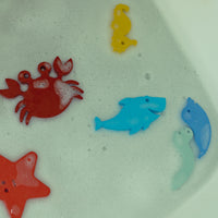 Met deze leuke Waterfun set van het merk Moes Play kan je kindje keer op keer fantastische wateravonturen beleven. De set bestaat uit 6 herkenbare dieren uit de onderwaterwereld en zijn geschikt voor in bad, onder de douche, in de zee en in het zwembad. VanZus
