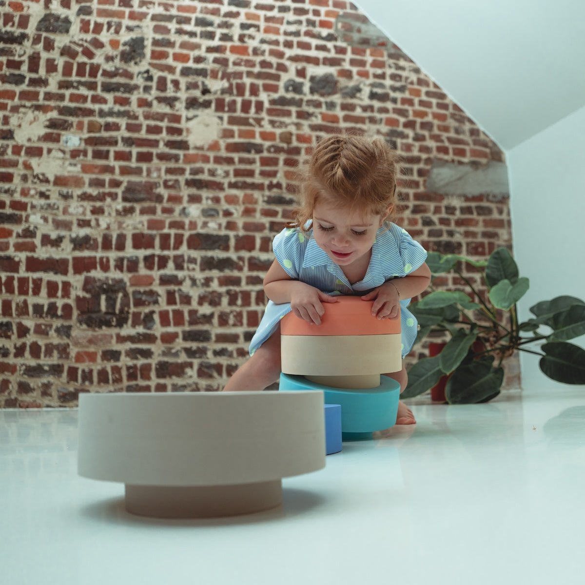 De rainbow chair van het merk Moes Play is het ultieme bewijs dat open ended play grenzeloos is en samengaat met multifunctionaliteit. De chair bestaat uit 5 verschillende delen die van elkaar losgekoppeld kunnen worden waardoor de mogelijkheden in gebruik eindeloos zijn. Parcours maken, bouwen, klimmen....