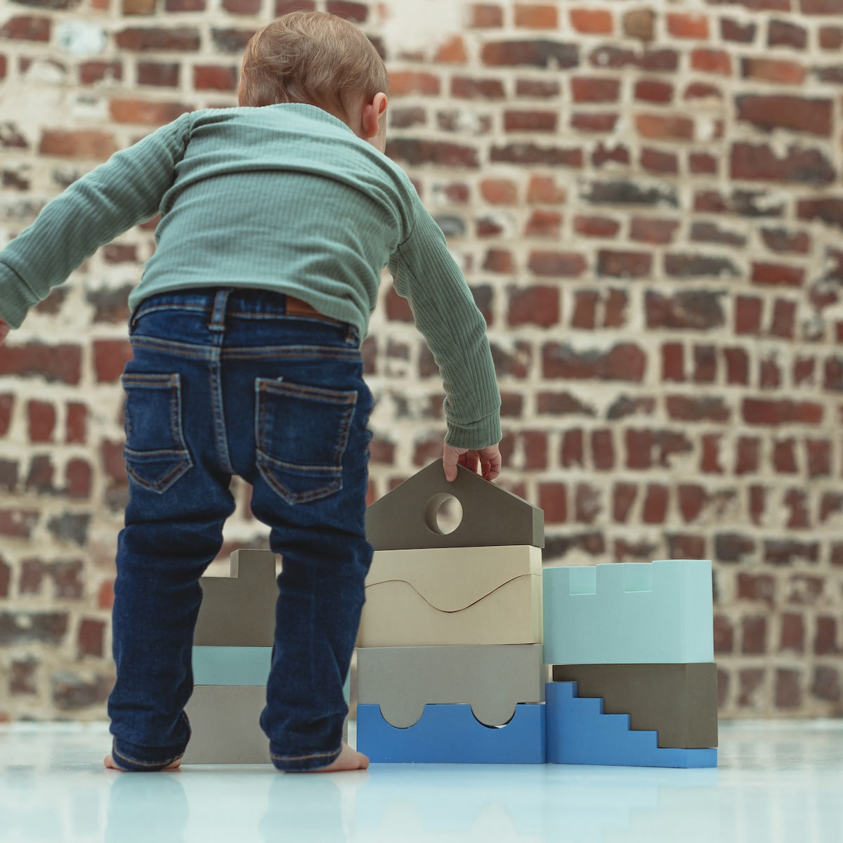 Deze leuke puzzle blocks in het kleurenpalet sky van het merk Moes Play bestaan uit 11 unieke blokken waarmee je kindje verschillende bouwwerken kan creëren. De blokken zullen zorgen voor uren speelplezier. Laat de fantasie de vrije loop en bouw de meest unieke torens, kastelen en bouwwerken. VanZus