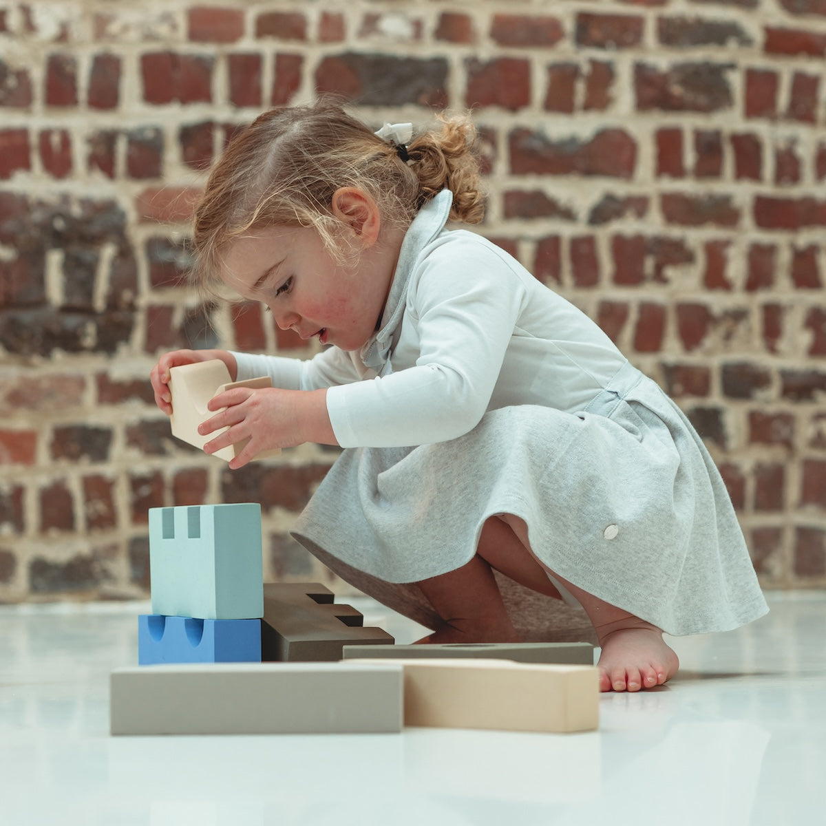 Deze leuke puzzle blocks in het kleurenpalet sky van het merk Moes Play bestaan uit 11 unieke blokken waarmee je kindje verschillende bouwwerken kan creëren. De blokken zullen zorgen voor uren speelplezier. Laat de fantasie de vrije loop en bouw de meest unieke torens, kastelen en bouwwerken. VanZus