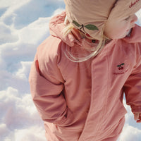 Het Konges Slojd nohr skipak in de print desert sand is de perfecte keuze om je kleintje warm en droog te houden tijdens de koude winterdagen of op skivakantie. Het nohr skipak is gemaakt van duurzame, weerbestendige materialen en is zowel wind- als waterdicht. VanZus