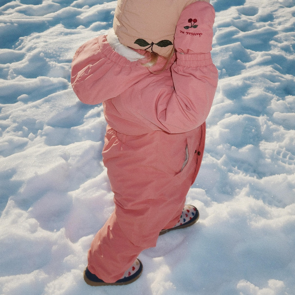 Het Konges Slojd nohr skipak in de print desert sand is de perfecte keuze om je kleintje warm en droog te houden tijdens de koude winterdagen of op skivakantie. Het nohr skipak is gemaakt van duurzame, weerbestendige materialen en is zowel wind- als waterdicht. VanZus