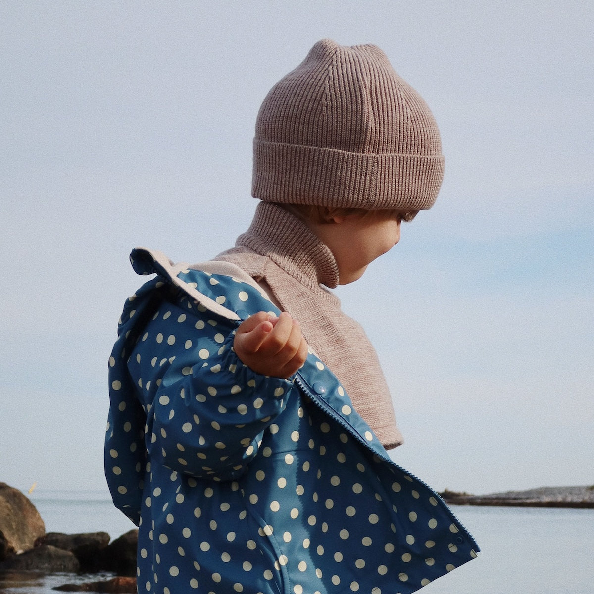 De louli muts soft brown van Konges Slojd is zacht en stijlvol, gemaakt van een hoogwaardige wolmix. Deze beanie biedt warmte en comfort, perfect voor koude dagen en avonturen buiten. VanZus