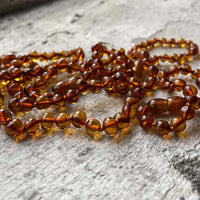 Een prachtig sierraad met positief effect: de balance amber baby armband van Mahina La. Gemaakt van gepolijst amber barnstenen met een holistische verlichting van pijn en kalmerende werking. Hip en positief. VanZus