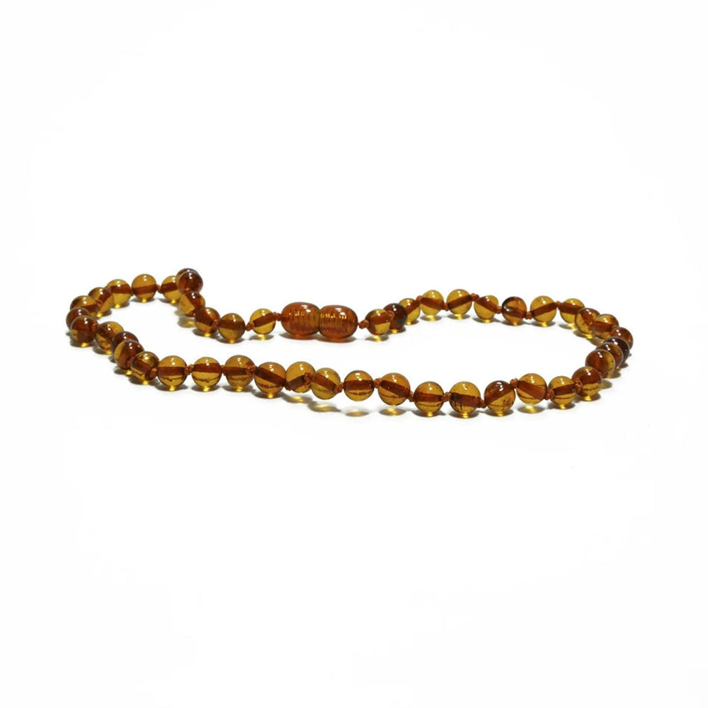 Een prachtig sieraad met positief effect: de balance amber baby ketting van Mahina La. Gemaakt van gepolijst amber barnstenen met een holistische verlichting van pijn en kalmerende werking. Hip en positief. VanZus