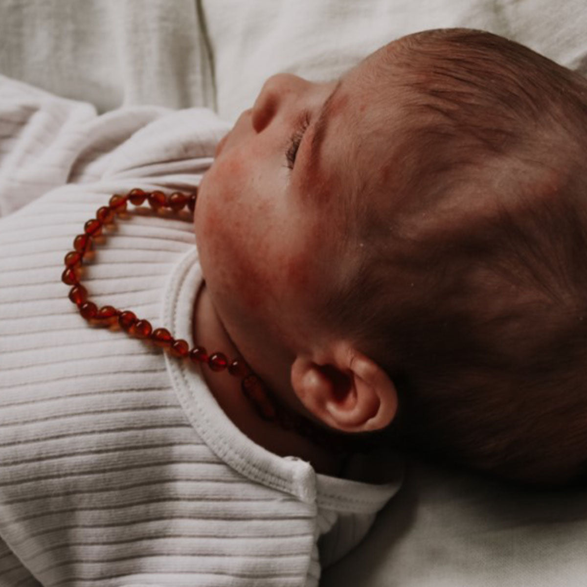 Een prachtig sieraad met positief effect: de balance amber baby ketting van Mahina La. Gemaakt van gepolijst amber barnstenen met een holistische verlichting van pijn en kalmerende werking. Hip en positief. VanZus