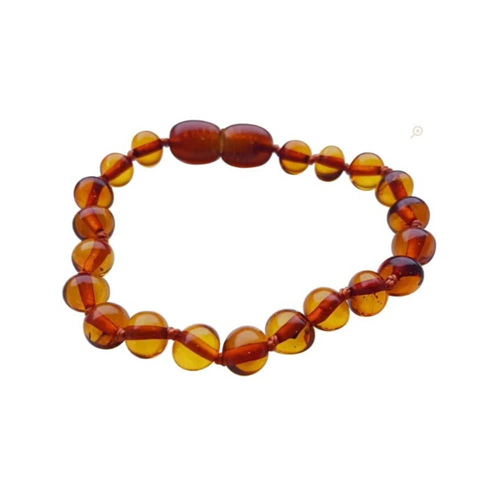Een prachtig sieraad met positief effect: de balance amber kids armband van Mahina La. Gemaakt van gepolijst amber barnstenen met een holistische verlichting van pijn en kalmerende werking. Hip en positief. VanZus