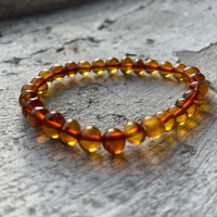 Een prachtig sieraad met positief effect: de balance amber mommy armband van Mahina La. Gemaakt van gepolijst amber barnstenen met een holistische verlichting van pijn en kalmerende werking. Hip en positief. VanZus