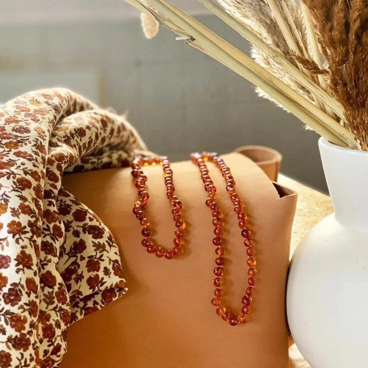 Een prachtig sieraad met positief effect: de balance amber mommy armband van Mahina La. Gemaakt van gepolijst amber barnstenen met een holistische verlichting van pijn en kalmerende werking. Hip en positief. VanZus