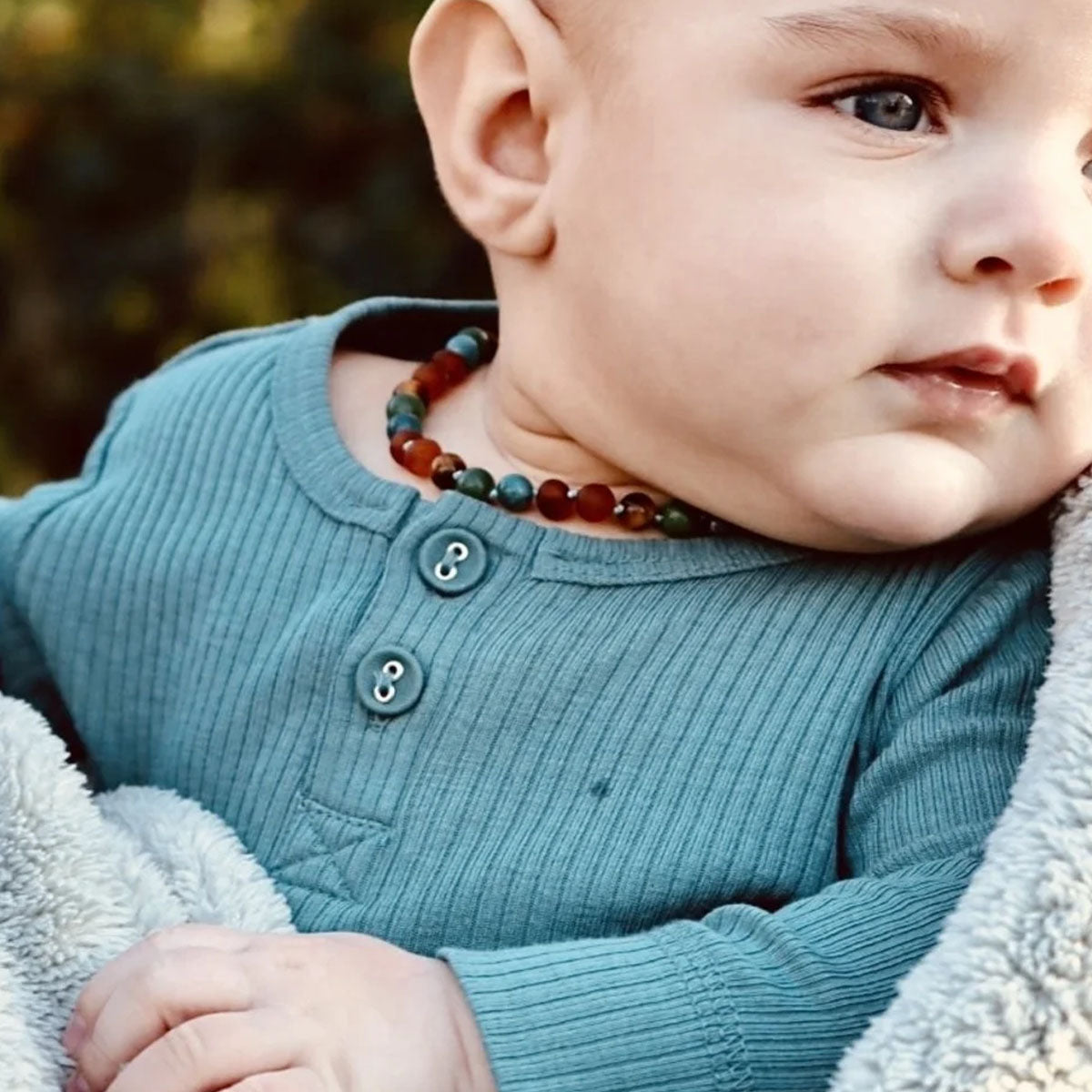 Een prachtige ketting met positief effect: de healing baby ketting van Mahina La. Vier verschillende barnstenen met een holistische verlichting van pijn en kalmerende werking. Veilig, hip en positief. VanZus