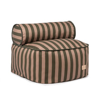 Deze Nobodinoz Majestic zitzak green taupe stripes is een zitzak-meets-fauteuil, speciaal gemaakt voor kinderen. Hij biedt niet alleen comfort, maar past met zijn gestreepte uiterlijk ook mooi bij elk interieur. VanZus