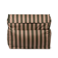 Deze Nobodinoz Majestic zitzak green taupe stripes is een zitzak-meets-fauteuil, speciaal gemaakt voor kinderen. Hij biedt niet alleen comfort, maar past met zijn gestreepte uiterlijk ook mooi bij elk interieur. VanZus