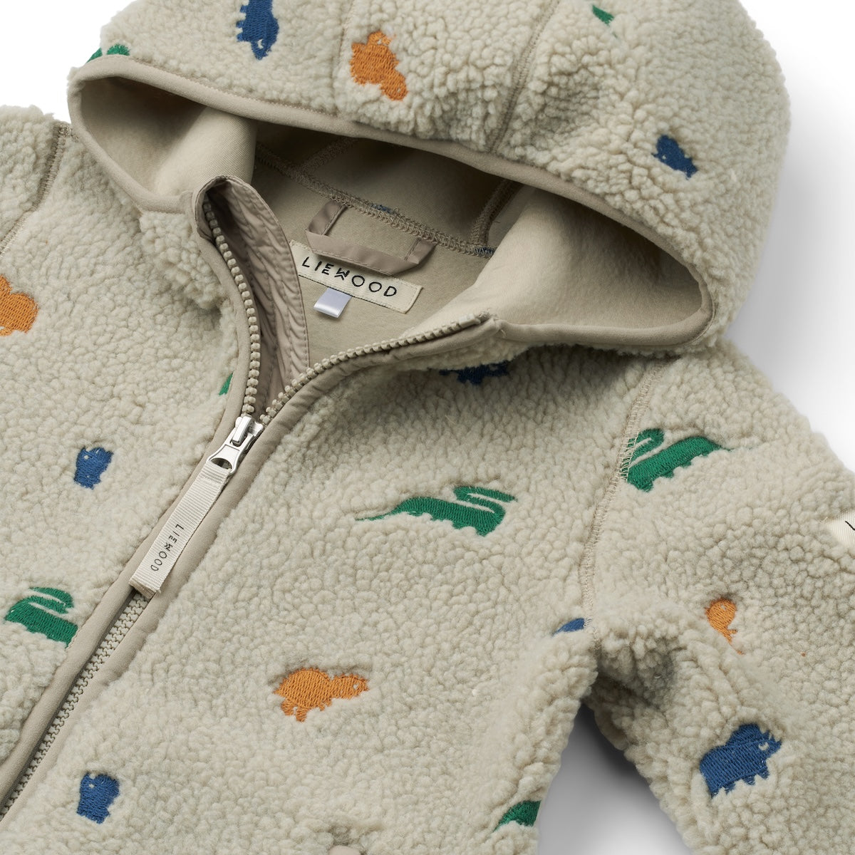 Je kind blijft lekker warm met de Liewood mara fleejas met oortjes in de variant dinosaur/mist embroidery! Deze leuke fleecejas voor kinderen is geschikt voor alle avonturen in de buitenlucht. VanZus