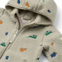 Je kind blijft lekker warm met de Liewood mara fleejas met oortjes in de variant dinosaur/mist embroidery! Deze leuke fleecejas voor kinderen is geschikt voor alle avonturen in de buitenlucht. VanZus