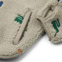 Je kind blijft lekker warm met de Liewood mara fleejas met oortjes in de variant dinosaur/mist embroidery! Deze leuke fleecejas voor kinderen is geschikt voor alle avonturen in de buitenlucht. VanZus