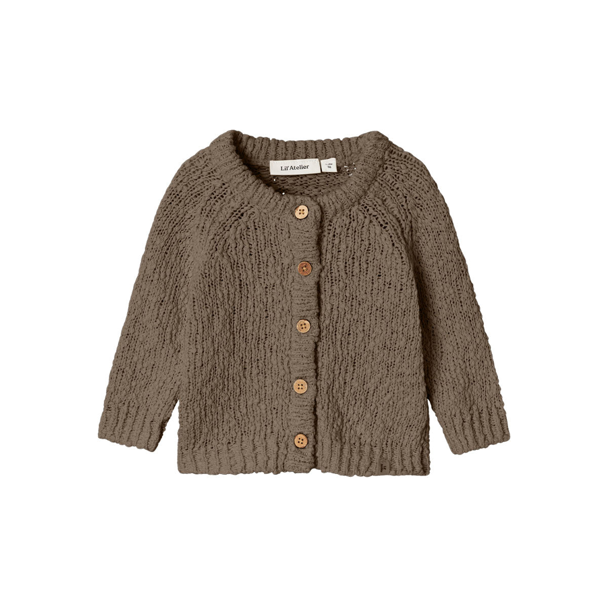 Maak de outfit van je kleintje net een beetje warmer met deze sally longsleeve knit trui in de kleur turtledove van het merk Lil' Atelier. Dit schattige vest is enorm trendy, zit comfortabel en ziet er geweldig uit! VanZus