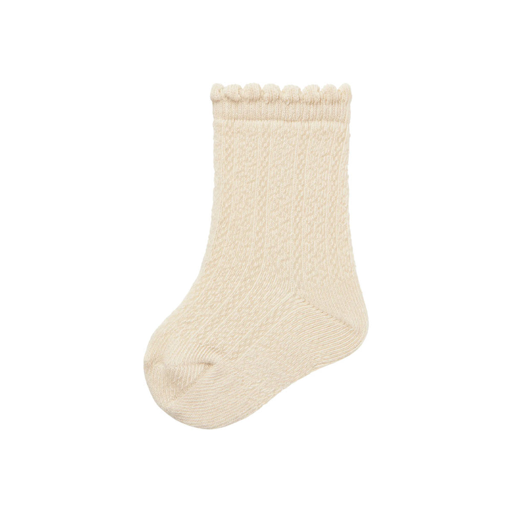 Hoe lief zijn deze baby dalfi kniesokken in de kleur peach whip van het merk Lil' Atelier?! Deze schattige kniesokken houden de voetjes en benen van je kleintje lekker warm en zien er ook nog eens heel schattig uit! VanZus