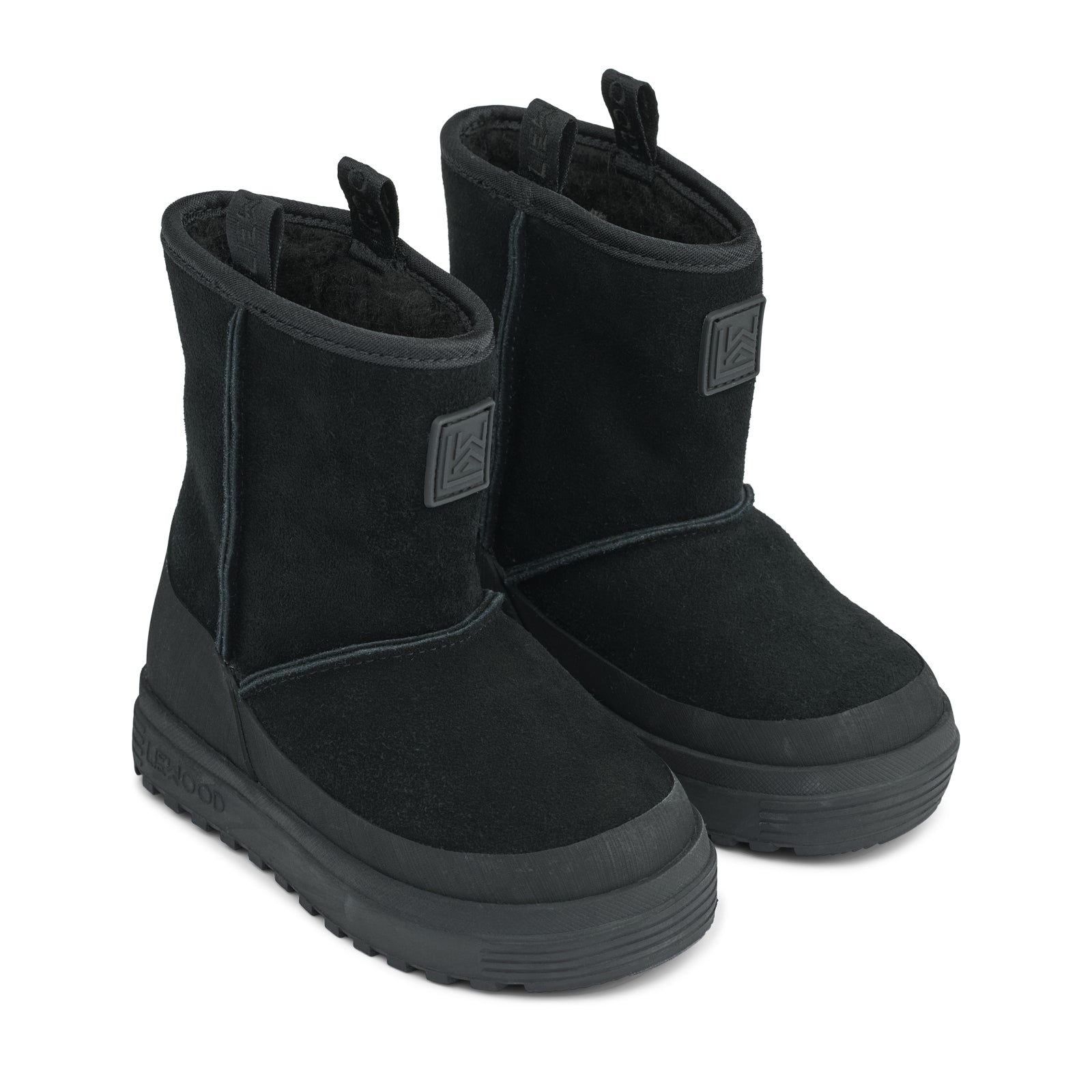 Houd de voetjes van je kleintje lekker warm met deze mattie suède laarzen in black van het merk Liewood. Deze lekker warme en zachte laarzen zijn ideaal voor het winterweer en staan ook nog eens super stylish. VanZus