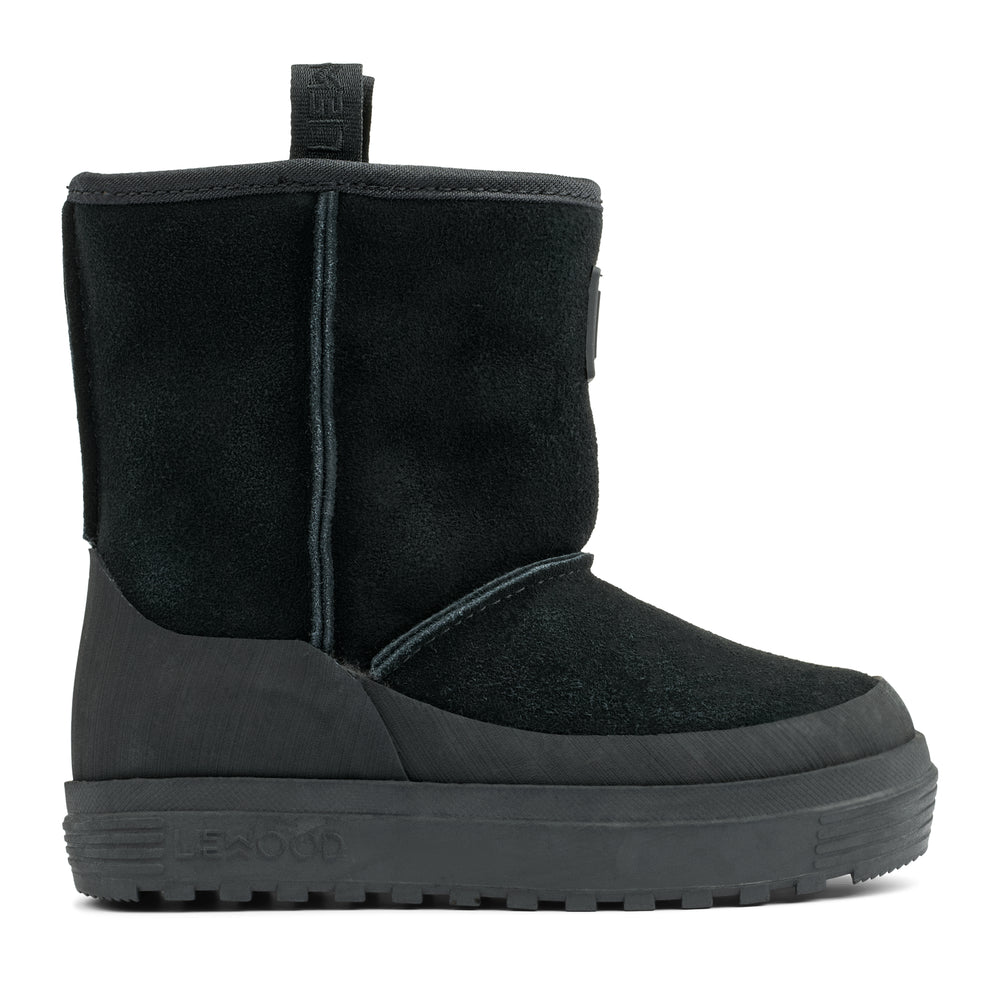 Houd de voetjes van je kleintje lekker warm met deze mattie suède laarzen in black van het merk Liewood. Deze lekker warme en zachte laarzen zijn ideaal voor het winterweer en staan ook nog eens super stylish. VanZus