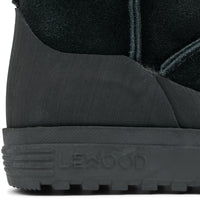 Houd de voetjes van je kleintje lekker warm met deze mattie suède laarzen in black van het merk Liewood. Deze lekker warme en zachte laarzen zijn ideaal voor het winterweer en staan ook nog eens super stylish. VanZus